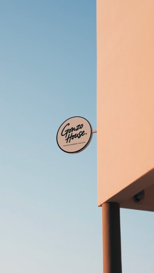 Gonzo House — enseigne suspendue