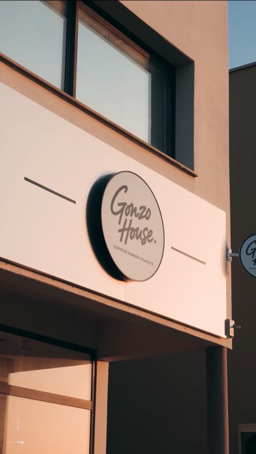 Gonzo House — enseigne du salon